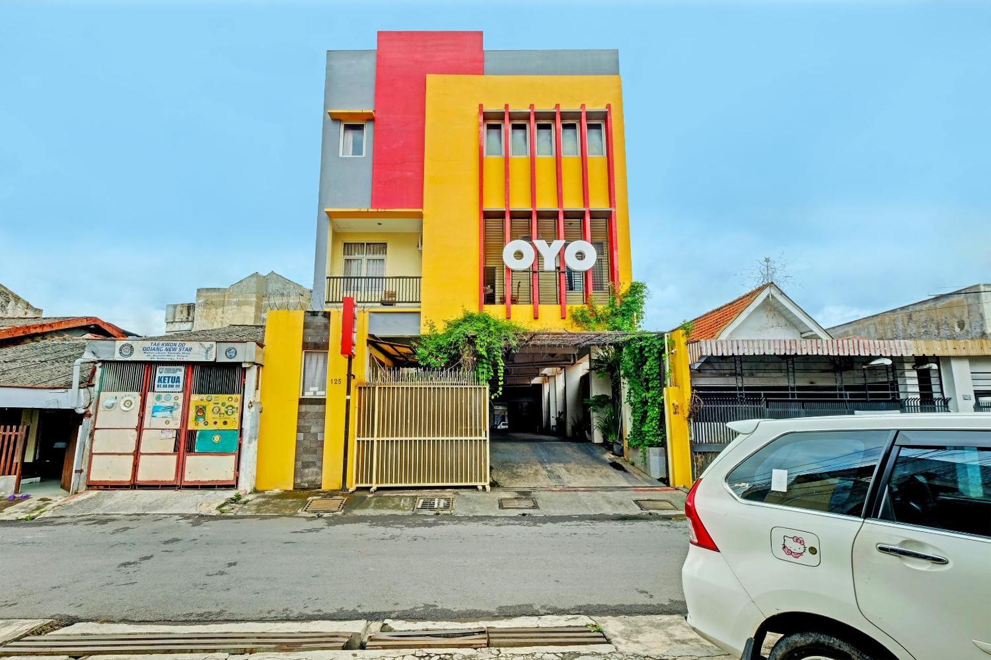 Oyo 389 スカイ ゲストハウス スマラン エクステリア 写真